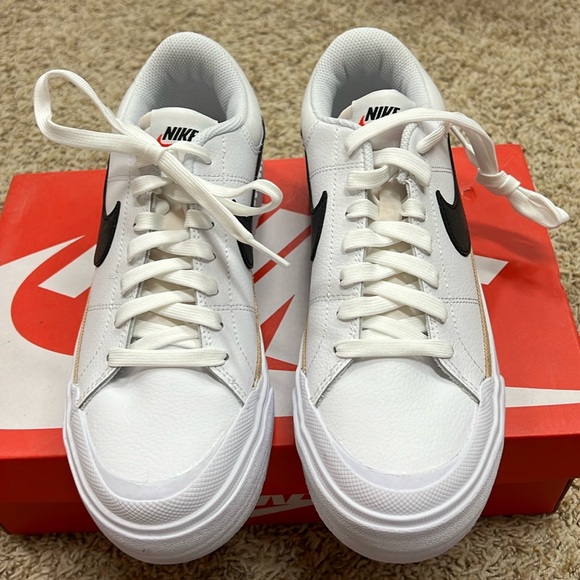 Nike White and Black Women's Sneakers - Picture 2 of 5